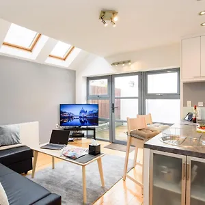 airserviced-wilson-house-2-bedroom-with-private-terrace.cardiffhotelswales.com/