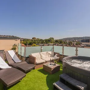 Henge House, Penthouse Bath